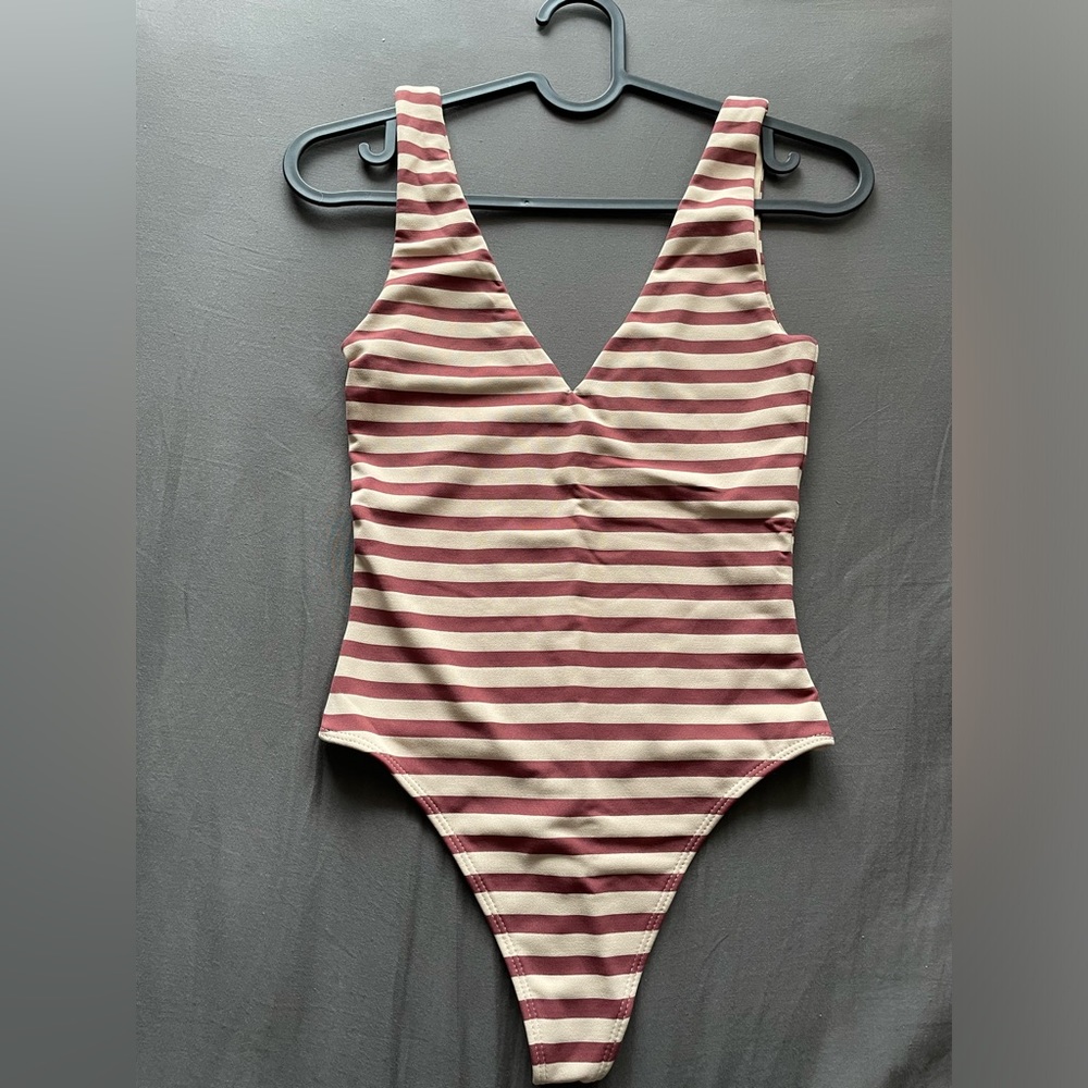 Babaton contour v-neck